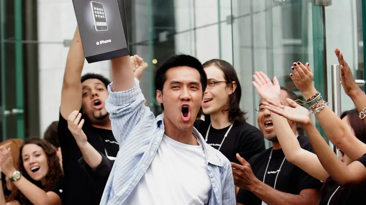 Один із перших покупців iPhone залишає магазин Apple Store на П’ятій авеню в Манхеттені 29 червня 2007 року під оплески працівників. Фото: Reuters/Jeff Zelevansky
