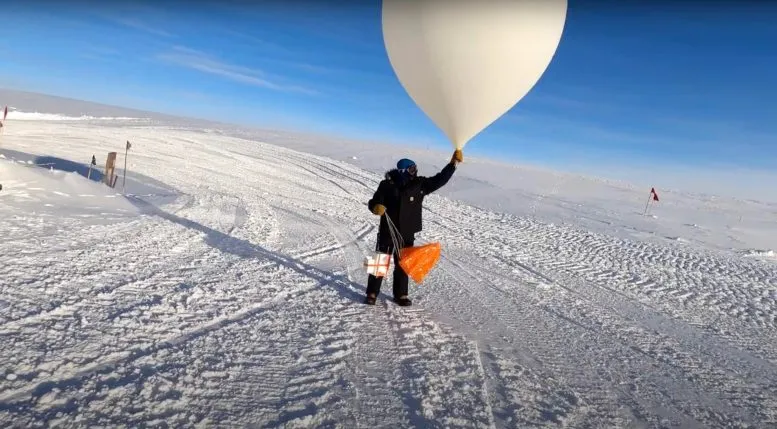 Учений запускає метеозонд зі станції Південного полюсу, березень 2021 р. Зображення: NOAA