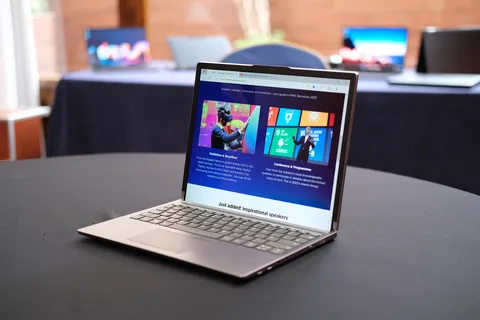 Lenovo на MWC 2023 также показала прототип ноутбука с раздвижным экраном