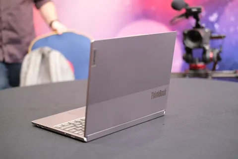 Lenovo на MWC 2023 также показала прототип ноутбука с раздвижным экраном