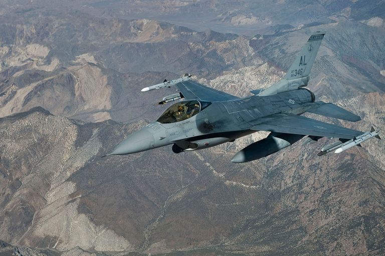 Истребитель F-16 Fighting Falcon: американский боевой сокол