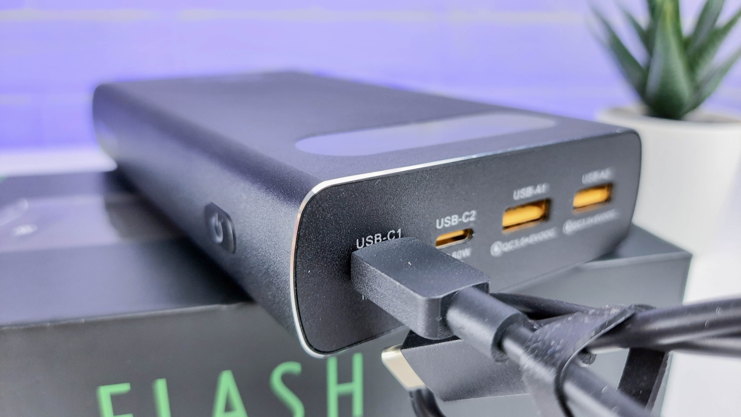 Огляд ZAMAX Flash Power Bank 200W: металевий павербанк для ноутбуків і портативних ігрових консолей за ціною $110