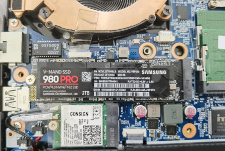 В Китае подделывают SSD Samsung 980 Pro: под наклейкой контроллер Maxio с фальшивой прошивкой, нет буфера DRAM, скорость чтения в 1,5 раза ниже