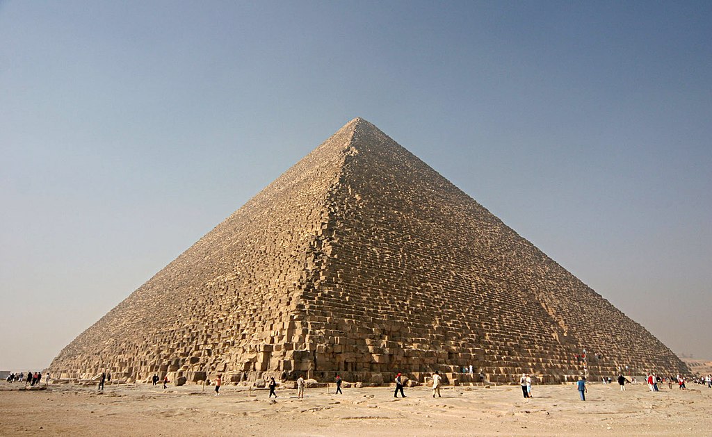 Для будівництва було використано близько 2,3 мільйони блоків середньоеоценового нумулітового глинястого вапняку, укладених в 210 ярусів (нині 203). Середня вага одного блоку становить 2,5 тони. Найважчий — 7,5 тон. Загальна вага піраміди — 5,7 мільйонів тон.