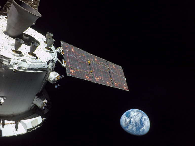 «Оріон» зробив знімок з відстані 432 210 км від Землі. Це найбільша відстань, яку пролетів будь-який потенційно пілотований космічний корабель – більше, ніж рекорд «Аполлона-13» у 400 171 км, встановлений у 1970 році.
