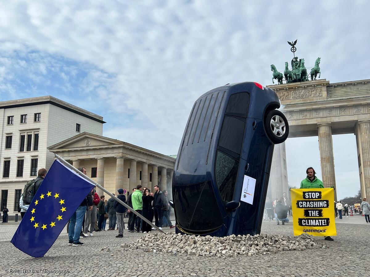 Активісти Greenpeace створили інсталяцію біля Бранденбурзьких воріт у Берліні, щоб протестувати проти вимоги уряду Німеччини зробити виняток для транспортних засобів на електронному паливі, з поступового виведення з експлуатації. Фото: Сторінка Greenpeace e.V у Twitter
