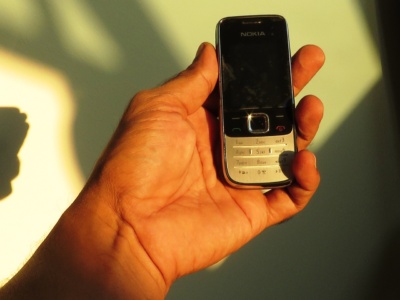 В США выросли продажи «тупых» кнопочных телефонов – поскольку «зуммеры» стремятся преодолеть зависимость от соцсетей
