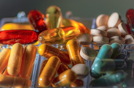 З 1 квітня в Україні продаватимуть усі рецептурні ліки за е-рецептами – у переліку популярні антибіотики, антигістамінні та знеболювальні препарати