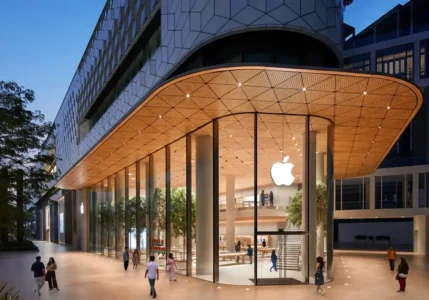 Тим Кук открыл первый магазин Apple в Индии, второй открывается в четверг