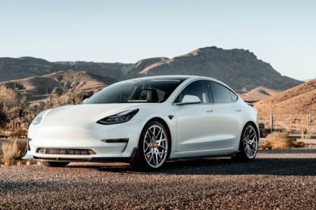 Tesla за квартал відвантажила клієнтам понад 422 тис. авто — це новий рекорд для компанії