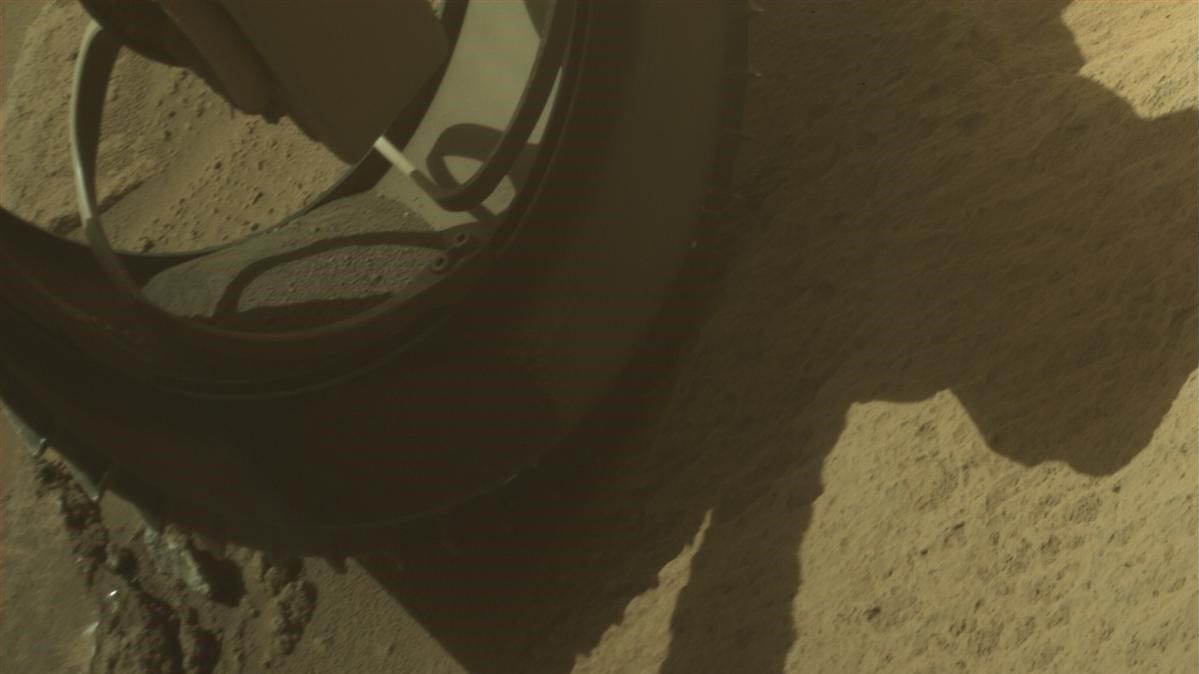 Вид на нині порожнє колесо Perseverance, 18 квітня 2023 року. Зображення: NASA/JPL-Caltech