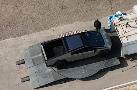 Tesla Cybertruck – первый взгляд на гигантский стеклоочиститель в работе с высоты птичьего полета