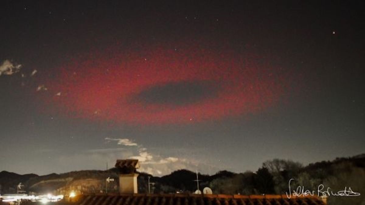 Над Італією помітили моторошне червоне кільце, схоже на НЛО. Що то було?