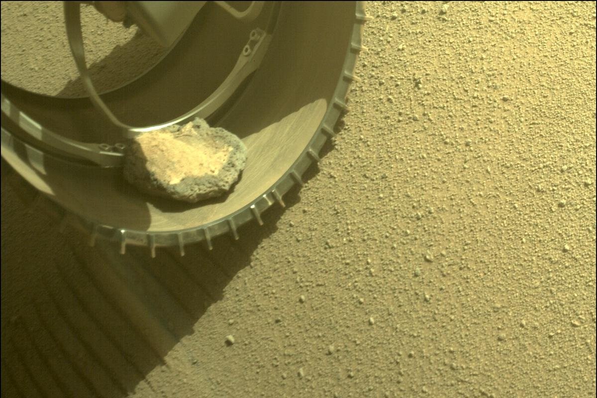 Фото «домашнего любимца» Perseverance, застрявшего в переднем левом колесе марсохода, 26 мая 2022 года. Изображение: NASA/JPL-Caltech