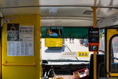 В Киеве появилась первая маршрутка с валидатором – оплатить проезд можно с помощью банковской карты, смартфона или картой киевлянина