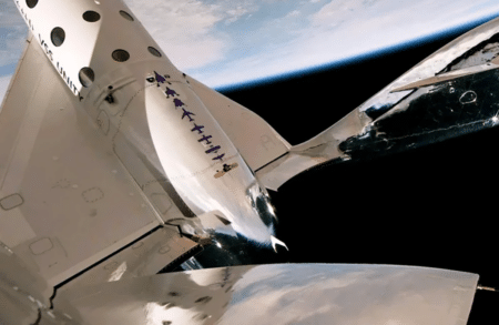 Virgin Galactic успешно совершила второй тестовый полет с пассажирами на высоту 87 км, и теперь готова возить туда туристов