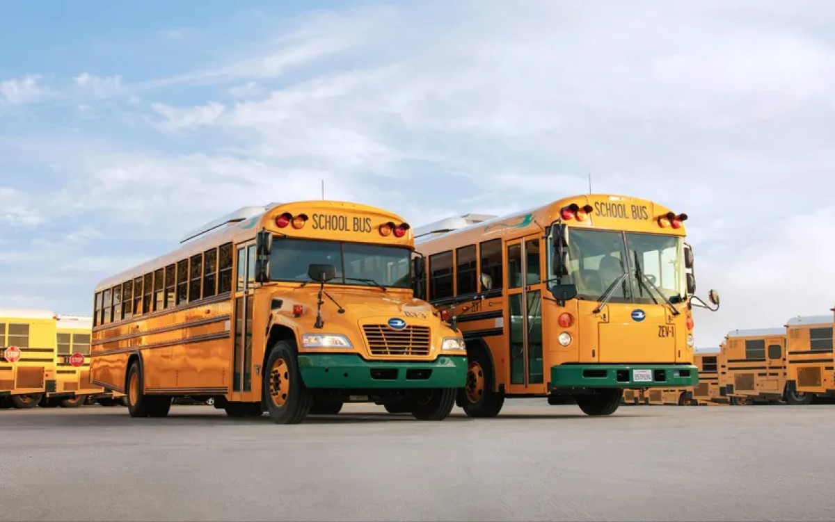 Blue Bird, виробник культових жовтих шкільних автобусів, відкриває підрозділ для електромобілів, який випускатиме 5000 електробусів на рік