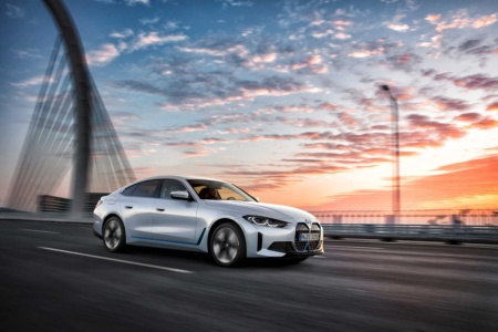 BMW подготовила к лету 2023 года три новых электрических автомобиля, включая полноприводный i4