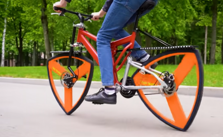 Украинец, который изобрел велосипед с квадратными колесами, пошел дальше — и сделал модель с треугольными колесами