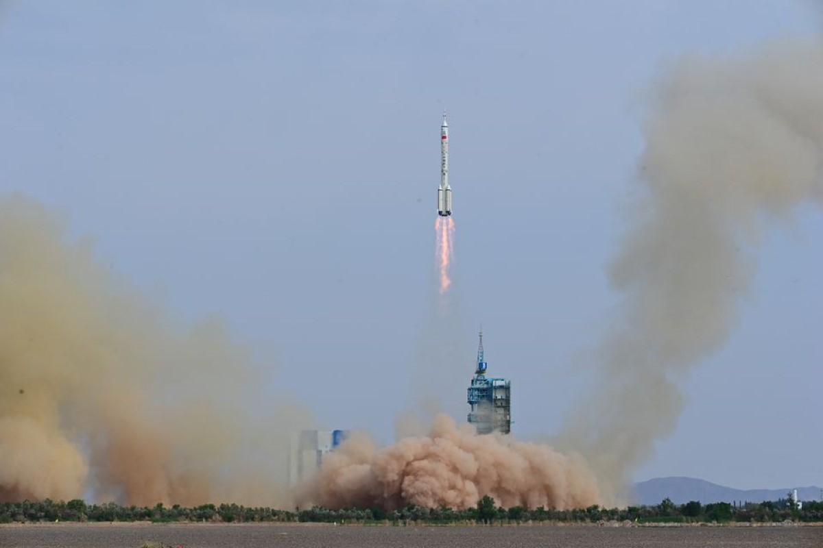 Після запуску китайського корабля Shenzhou 16 на орбіті Землі опинилося одночасно 17 осіб — новий абсолютний рекорд