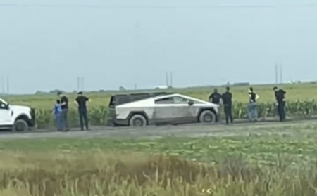 Прототип Tesla Cybertruck загруз у полі, коли прямував на місце будівництва нового літієвого заводу в Техасі