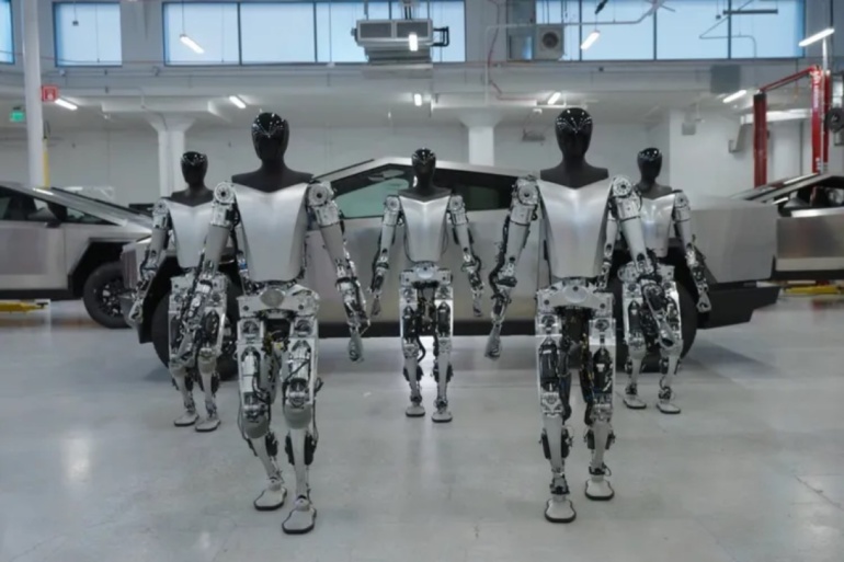 Роботи-гуманоїди Tesla Optimus неспішно «прогулюються» по цехах з Cybertruck та надзвичайно точно відтворюють людські рухи
