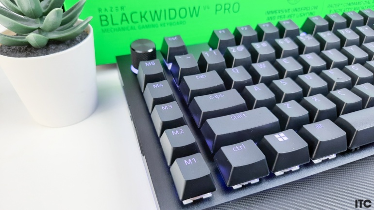 Огляд Razer BlackWidow V4 Pro: велика багатофункціональна механічна клавіатура з додатковими клавішами та підставкою під зап’ястя