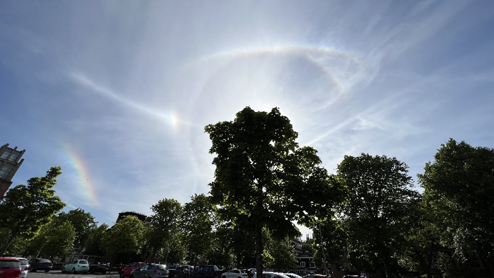«‎Солнечные собаки», паргелии и 22-градусное гало — астроном снял необычное световое шоу в небе над Великобританией