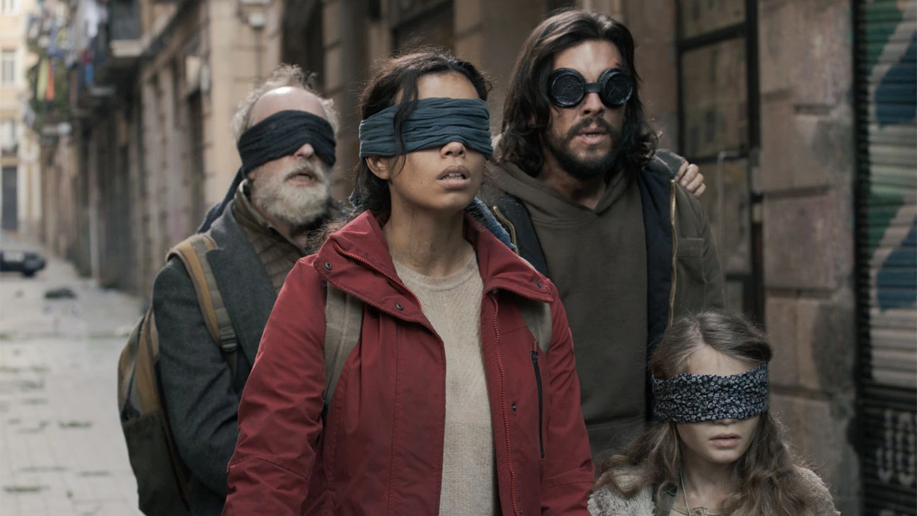 «‎Птичий короб: Барселона» — второй трейлер будущего хоррора Netflix, в котором невидимые монстры провоцируют массовый суицид