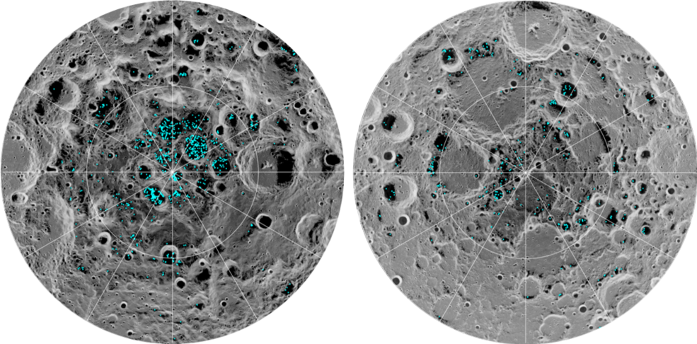 На зображенні показано розподіл поверхневого льоду (синім кольором) на південному полюсі Місяця (ліворуч) і північному полюсі (праворуч), виявленого інструментом NASA Moon Mineralogy Mapper.