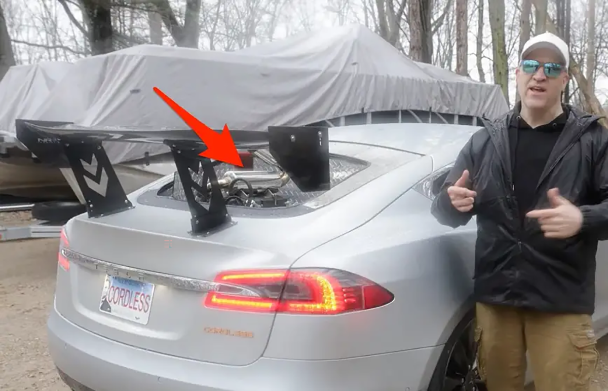 Ютубер створив гібридну Tesla Model S з дизельним двигуном у багажнику та пробігом без підзарядки до 2575 км