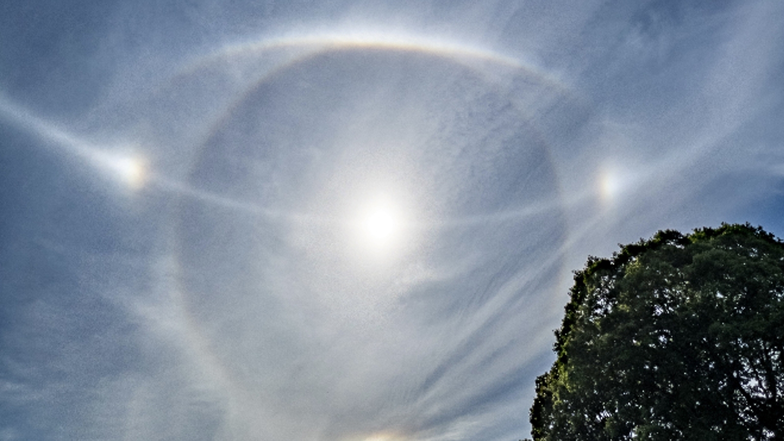 «‎Сонячні собаки», паргелії та 22-градусне гало – астроном зняв незвичайне світлове шоу в небі над Великою Британією