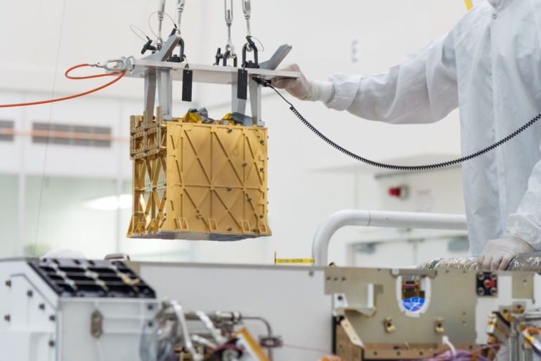 Інженери обережно встановлюють інструмент MOXIE в марсохід Perseverance. Фото: NASA/JPL-Caltech