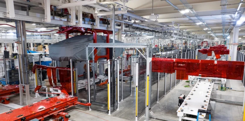 Tesla: Cybertruck станет первым 4-дверным пикапом длиной менее 5,8 метра с кузовом более 1,83 метра. Предварительные версии запущены в производство