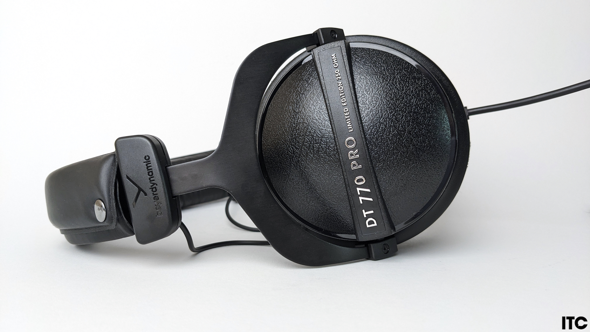 Огляд навушників Beyerdynamic DT 990 Pro LB та DT 770 Pro LB – лімітована серія для поціновувачів якісного аудіо
