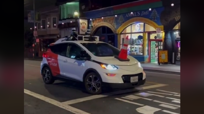 Хейтери роботаксі в Сан-Франциско вимикають автівки дорожніми конусами – ставлять їх на капот та втікають