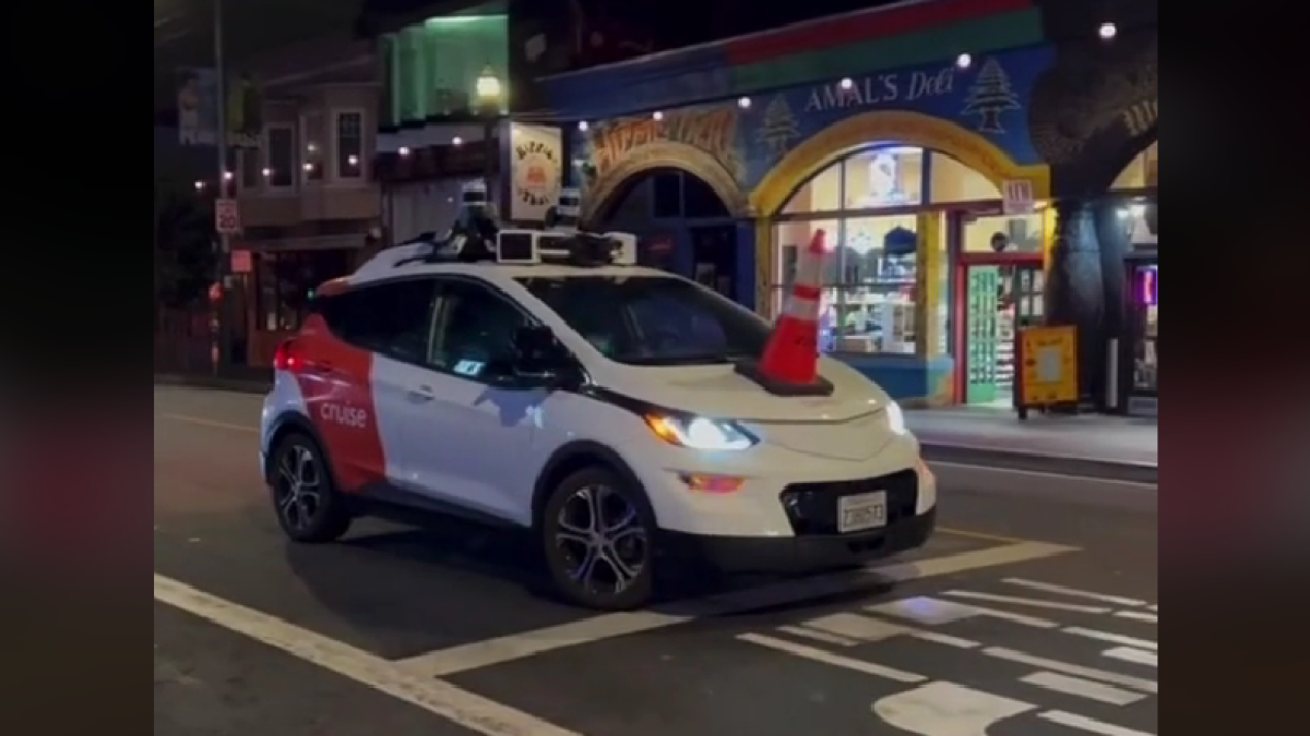 Хейтеры роботакси в Сан-Франциско выключают авто Waymo и Cruise дорожными конусами — ставят их на капот и убегают