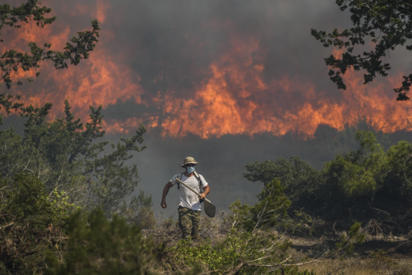 Лісова пожежа на Родосі. Фото: AP News