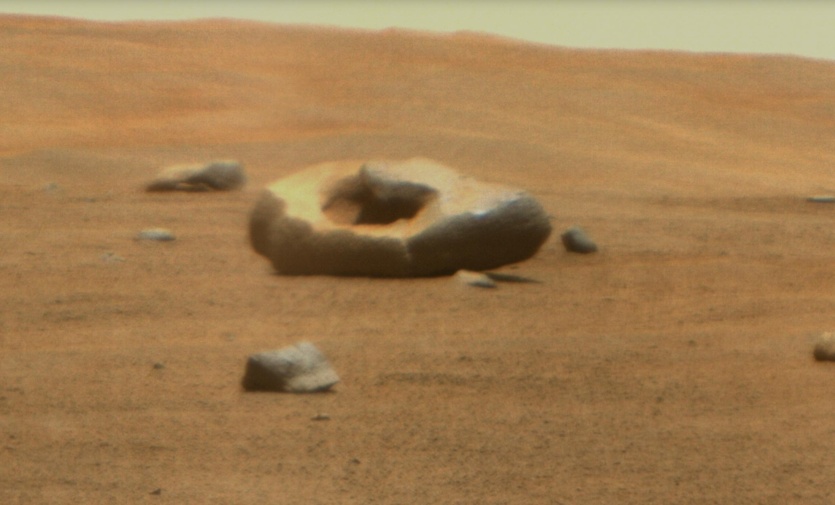 Марсохід Perseverance помітив на планеті дивні скелі – у формі гігантського пончика та шматочку сиру