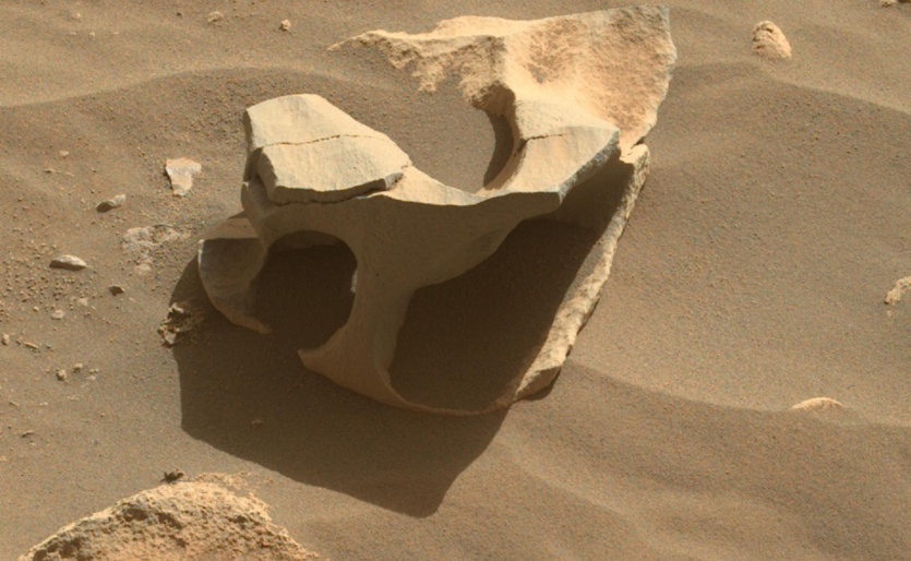 Марсохід Perseverance помітив на планеті дивні скелі – у формі гігантського пончика та шматочку сиру