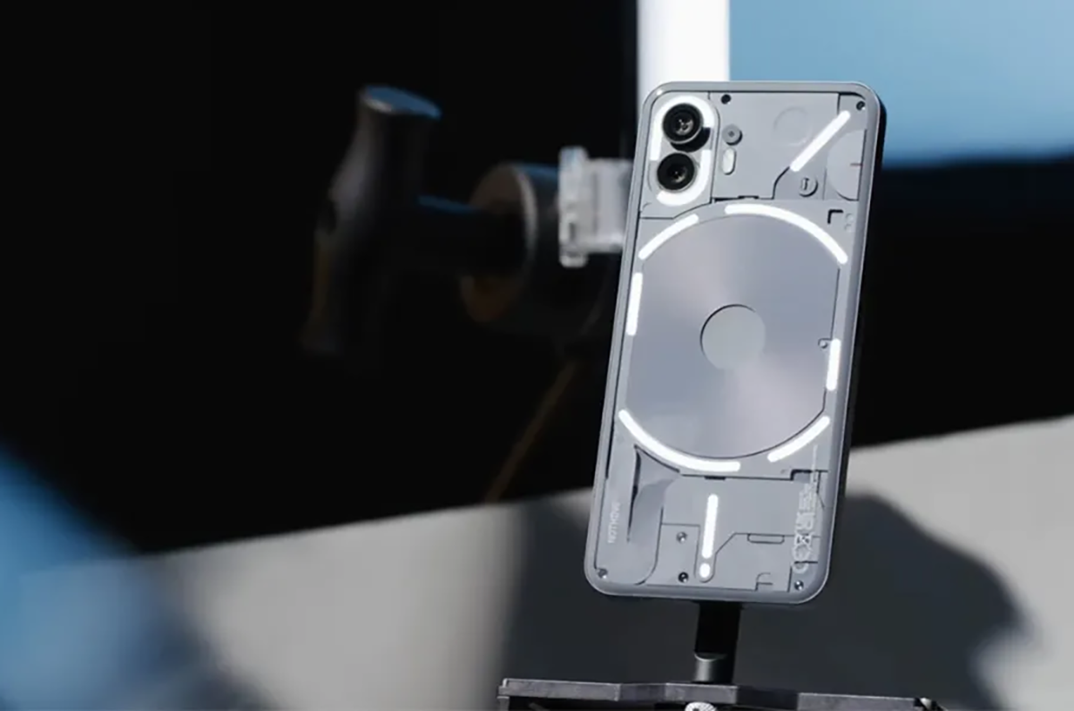 Nothing Phone (2) у всій красі — перший погляд на нову модель від Маркеса Браунлі, фото з камери та дата релізу