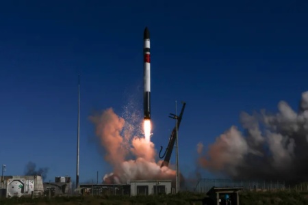 Rocket Lab вдалось «‎відловити» перший ступінь багаторазової ракети Electron після приводнення в океані