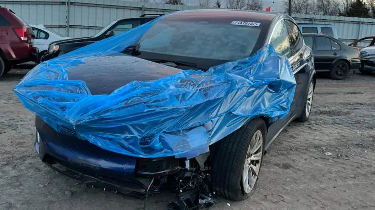 Американец продал Tesla Model X на запчасти — через несколько месяцев авто внезапно вышло в онлайн уже в Украине