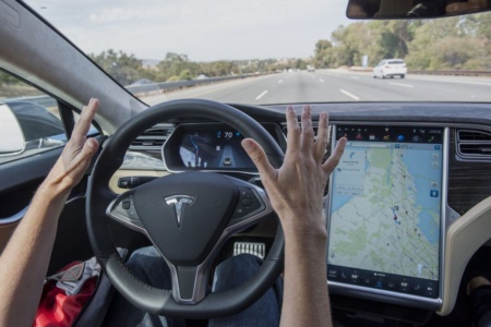 Регулятори вимагають від Tesla звіту про використання «‎режиму Ілона» – секретної функції, що дозволяє використовувати автопілот без рук