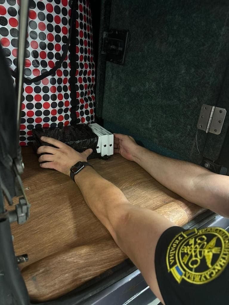 «Знахідка на 7 млн грн». Львівські митники знайшли в рейсовому автобусі сховок з iPhone 13 та iPhone 14