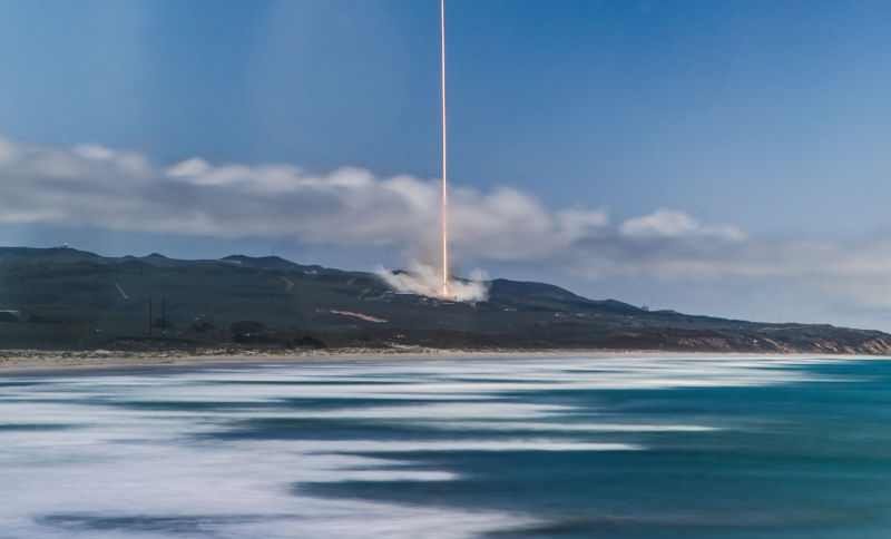 Конспирологи выдали фото запуска SpaceX Falcon 9 за лазер, вызвавший лесные пожары на Гавайях