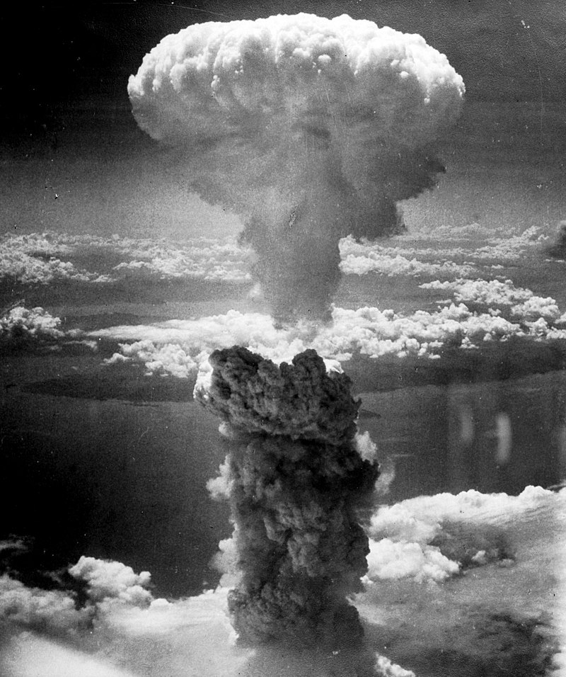 Атомні бомби, скинуті на японські міста наприкінці Другої світової війни, спричинили масові руйнування та вбили від 90 000 до 166 000 людей у ​​Хіросімі, й між 39 000 і 80 000 в Нагасакі.