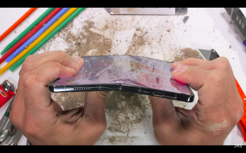Складаний смартфон Samsung Galaxy Fold5 впевнено пройшов тест на зворотнє згинання від JerryRigEverything