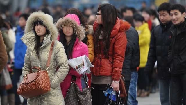 Китайці стоять у черзі, щоб потрапити на ярмарок працевлаштування в Хефей, східнокитайській провінції Аньхой. На слабкому ринку праці країни після пандемії знайти роботу нелегко. Фото: AFP