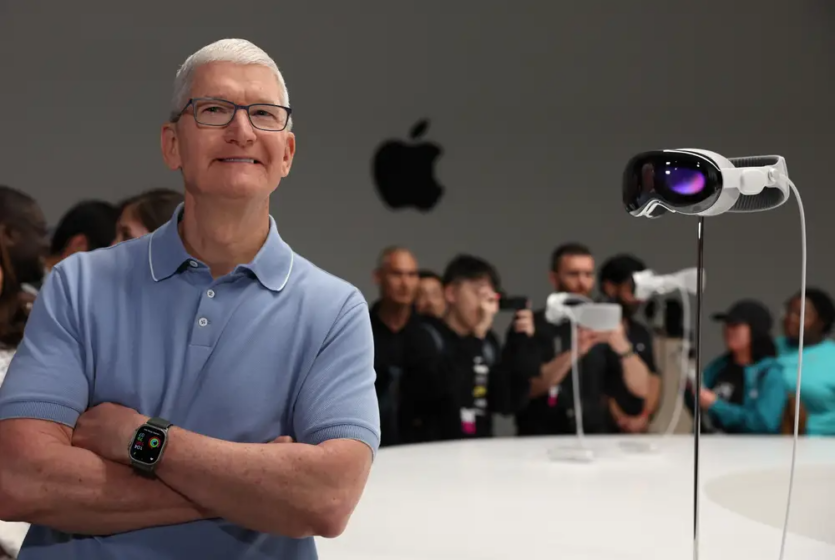 Глава Apple Тім Кук каже, що користується Vision Pro щодня, але у VR-гарнітурі за $3500 ще не сфотографувався